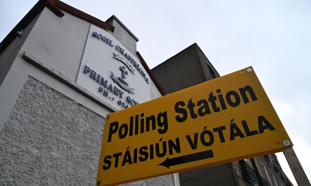 Fotografía de un cartel que indica un colegio electoral en Dublín, Irlanda, el 29 de noviembre de 2024. Irlanda celebrará elecciones generales para elegir 174 escaños en 43 distritos electorales para el Dáil (la cámara baja del parlamento de Irlanda). EFE/EPA/Bryan Meade