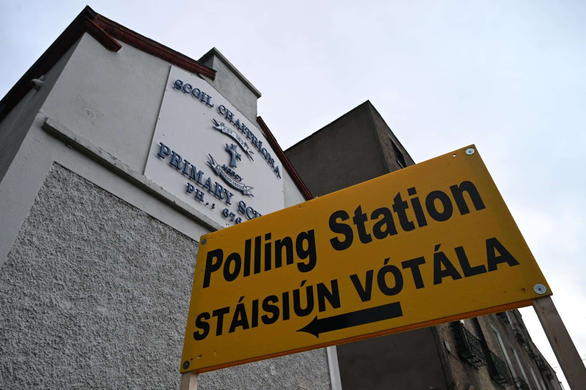 Fotografía de un cartel que indica un colegio electoral en Dublín, Irlanda, el 29 de noviembre de 2024. Irlanda celebrará elecciones generales para elegir 174 escaños en 43 distritos electorales para el Dáil (la cámara baja del parlamento de Irlanda). EFE/EPA/Bryan Meade