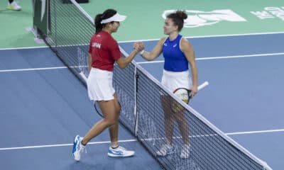 La tenista de japonesa Moyuka Uchijima (i) saluda a la italiana Jasmine Paolini tras su partido perteneciente a los cuartos de final de la Billie Jean King Cup, disputado este sábado en Málaga. EFE/Carlos Díaz.