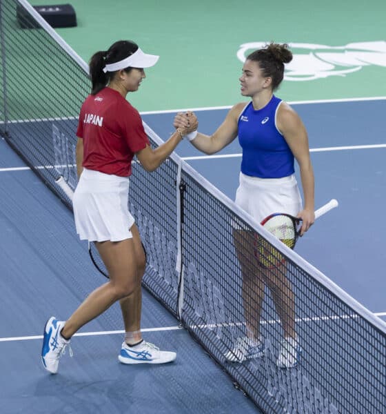 La tenista de japonesa Moyuka Uchijima (i) saluda a la italiana Jasmine Paolini tras su partido perteneciente a los cuartos de final de la Billie Jean King Cup, disputado este sábado en Málaga. EFE/Carlos Díaz.