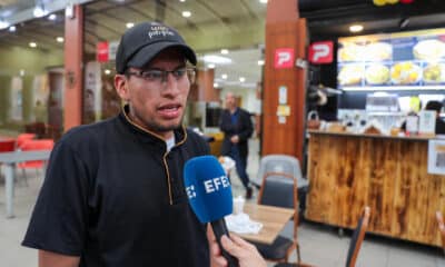 El empleado de una cafetería habla con EFE en el centro histórico de Cuenca (Ecuador), sede de la XXIX Cumbre Iberoamericana de Jefas y Jefes de Estado y de Gobierno, en la que el empleo será un tema preponderante. EFE/José Jácome