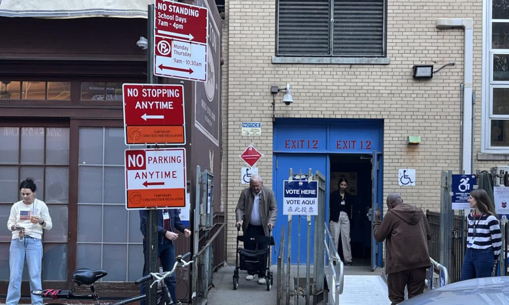 Personas acuden a un centro de votación en el Upper East Side este martes, en Nueva York (Estados Unidos). EFE/ Andrea Concepción Gallego