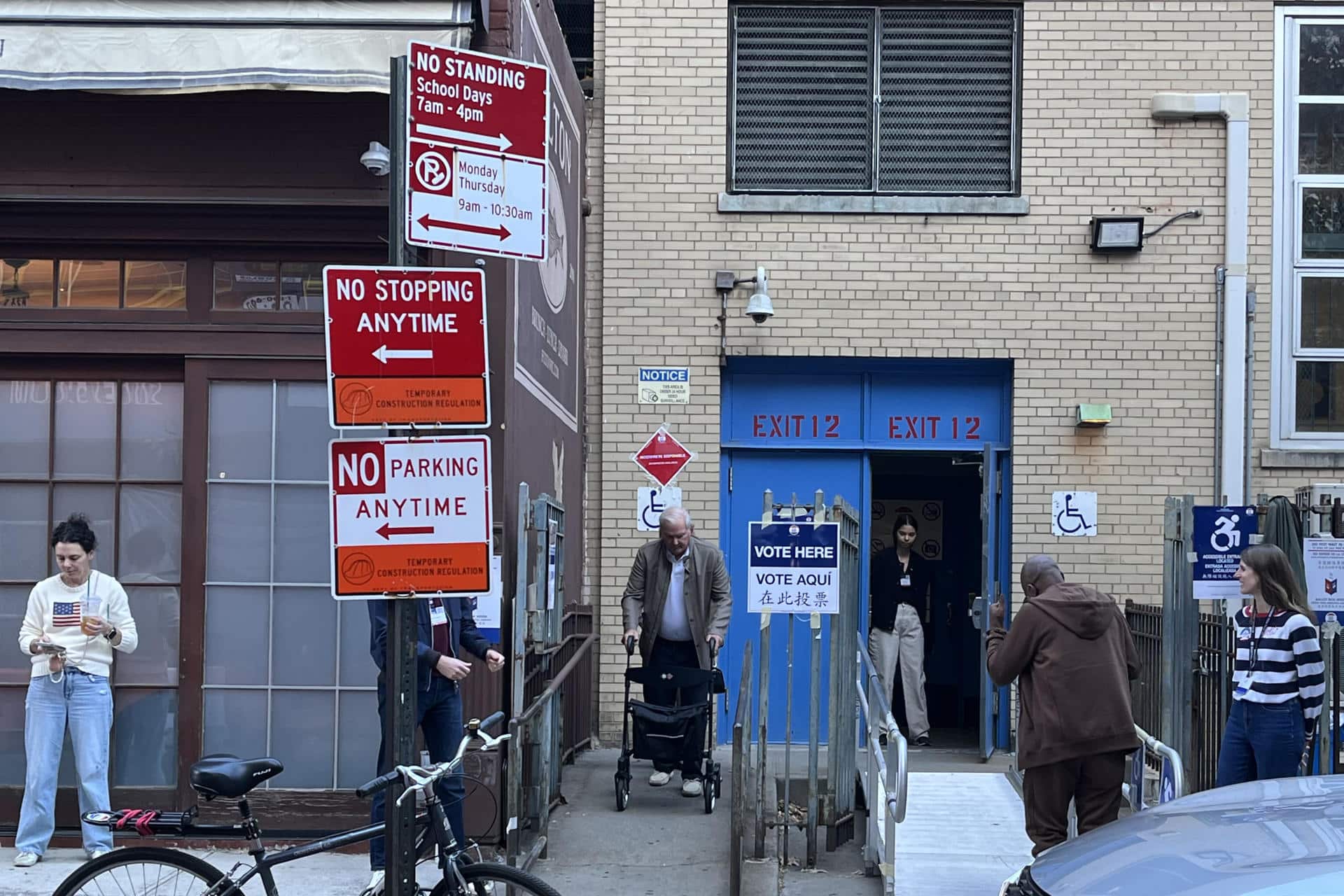 Personas acuden a un centro de votación en el Upper East Side este martes, en Nueva York (Estados Unidos). EFE/ Andrea Concepción Gallego