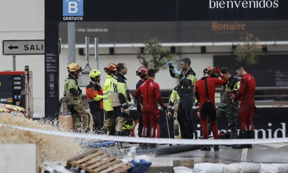 Bomberos y policía Nacional continúan en los trabajos de achique y búsqueda en el parking de Bonaire en Aldaia, Valencia, este lunes. EFE/Kai Försterling