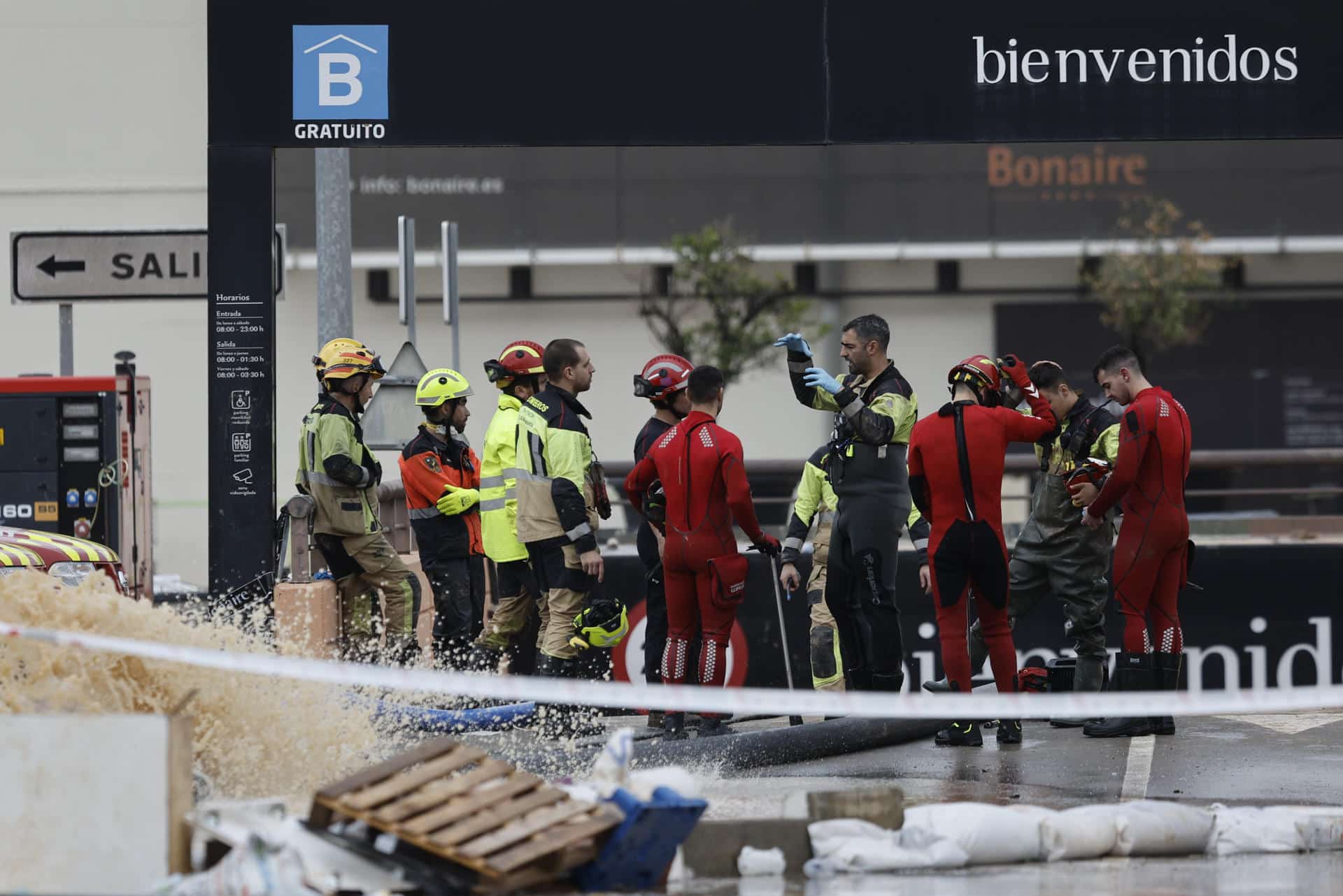 Bomberos y policía Nacional continúan en los trabajos de achique y búsqueda en el parking de Bonaire en Aldaia, Valencia, este lunes. EFE/Kai Försterling