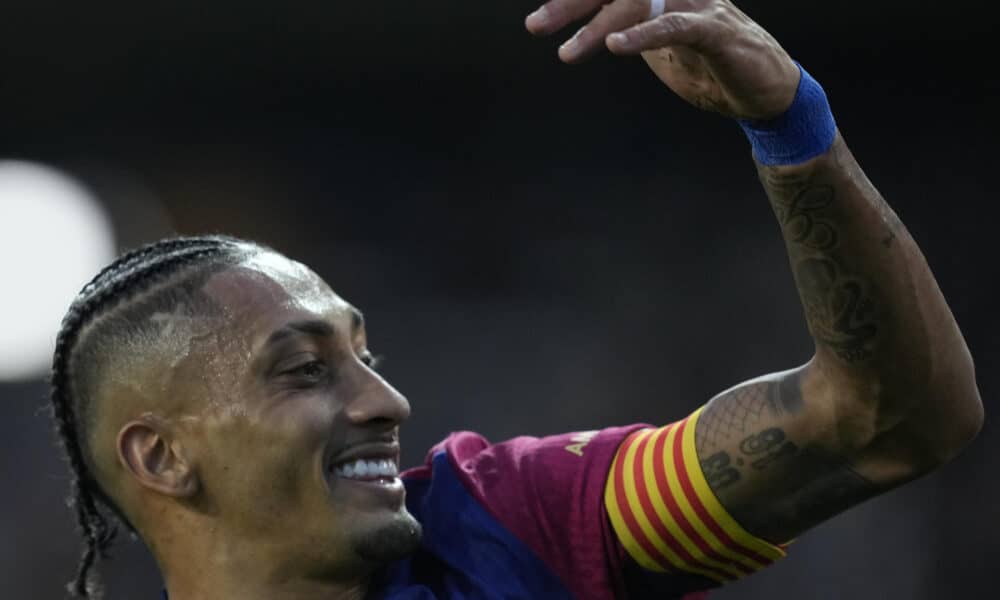 El extremo del Barcelona Raphael Dias Belloli 'Raphinha' celebra después de marcar el 2-0 durante el partido de LaLiga que enfrenta al FC Barcelona contra el Espanyol este domingo en el Camp Nou en Barcelona. EFE/Enric Fontcuberta