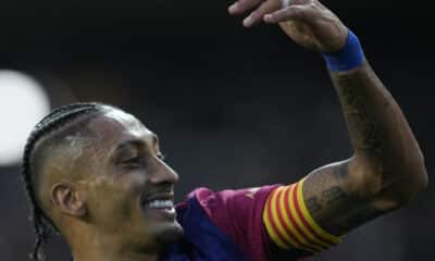 El extremo del Barcelona Raphael Dias Belloli 'Raphinha' celebra después de marcar el 2-0 durante el partido de LaLiga que enfrenta al FC Barcelona contra el Espanyol este domingo en el Camp Nou en Barcelona. EFE/Enric Fontcuberta