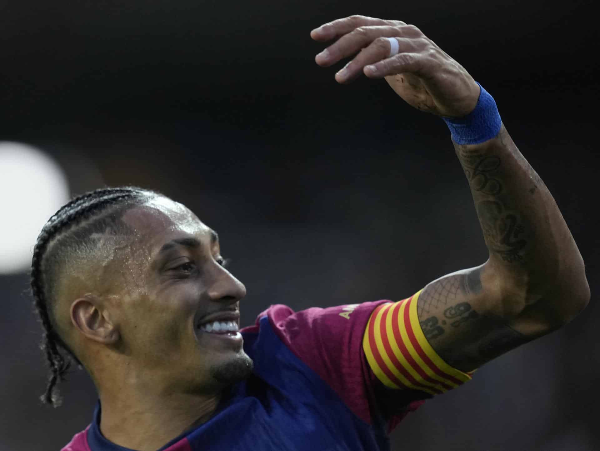 El extremo del Barcelona Raphael Dias Belloli 'Raphinha' celebra después de marcar el 2-0 durante el partido de LaLiga que enfrenta al FC Barcelona contra el Espanyol este domingo en el Camp Nou en Barcelona. EFE/Enric Fontcuberta