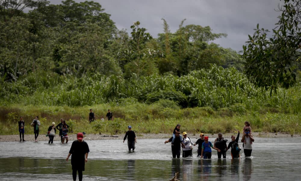 Migrantes cruzan el río Tuquesa luego de atravesar la selva del Darién (Panamá). Fotografía de archivo. EFE/ Bienvenido Velasco