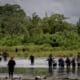 Migrantes cruzan el río Tuquesa luego de atravesar la selva del Darién (Panamá). Fotografía de archivo. EFE/ Bienvenido Velasco