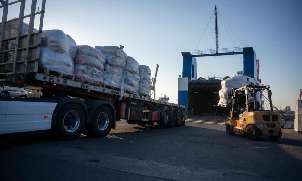 - Más de 2.200 palés con ayuda humanitaria para Gaza, incluidos alimentos, agua, material sanitario o de higiene, procedentes de Emiratos Árabes Unidos (EAU), fueron descargados este jueves en el puerto israelí de Asdod. Los palés serán transportados en más de 300 camiones hasta los cruces de Erez Oeste y Kerem Shalom, ubicados en el norte y el sur de la Franja de Gaza, respectivamente, dijeron en un comunicado conjunto el Ejército israelí y el COGAT, el organismo militar encargado de los asuntos civiles en Gaza y Cisjordania ocupada. EFE/Ejército de Israel SOLO USO EDITORIAL/SOLO DISPONIBLE PARA ILUSTRAR LA NOTICIA QUE ACOMPAÑA (CRÉDITO OBLIGATORIO)