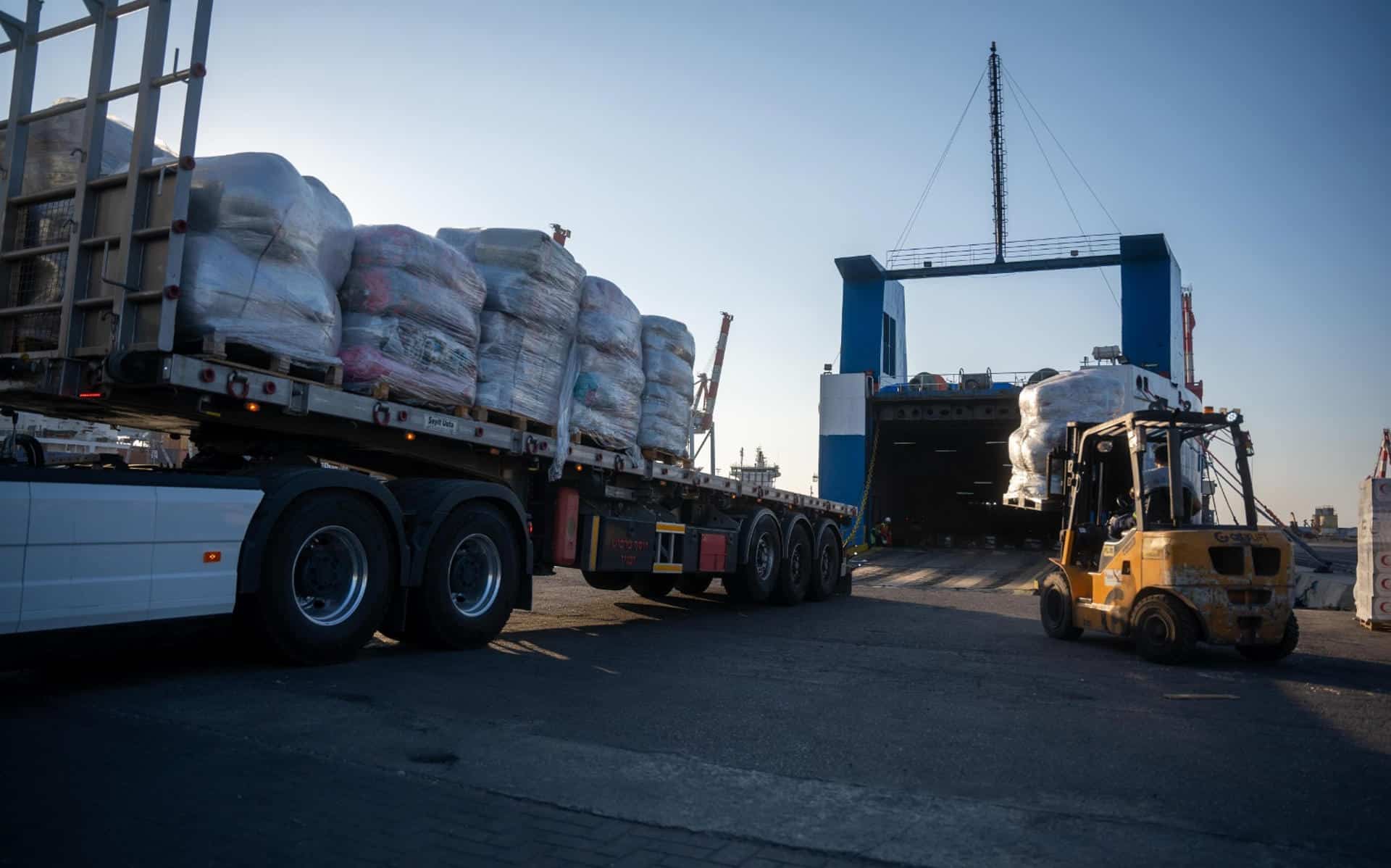 - Más de 2.200 palés con ayuda humanitaria para Gaza, incluidos alimentos, agua, material sanitario o de higiene, procedentes de Emiratos Árabes Unidos (EAU), fueron descargados este jueves en el puerto israelí de Asdod. Los palés serán transportados en más de 300 camiones hasta los cruces de Erez Oeste y Kerem Shalom, ubicados en el norte y el sur de la Franja de Gaza, respectivamente, dijeron en un comunicado conjunto el Ejército israelí y el COGAT, el organismo militar encargado de los asuntos civiles en Gaza y Cisjordania ocupada. EFE/Ejército de Israel SOLO USO EDITORIAL/SOLO DISPONIBLE PARA ILUSTRAR LA NOTICIA QUE ACOMPAÑA (CRÉDITO OBLIGATORIO)