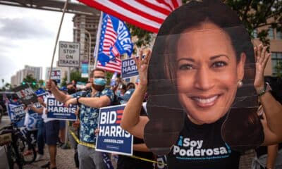 Fotografía de archivo de una persona que usa una gran máscara con el rostro de la vicepresidenta Kamala Harris durante un  encuentro de miembros de la comunidad hispana en Miami, Florida (EE.UU.). EFE/ Giorgio Viera