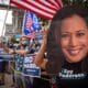 Fotografía de archivo de una persona que usa una gran máscara con el rostro de la vicepresidenta Kamala Harris durante un  encuentro de miembros de la comunidad hispana en Miami, Florida (EE.UU.). EFE/ Giorgio Viera