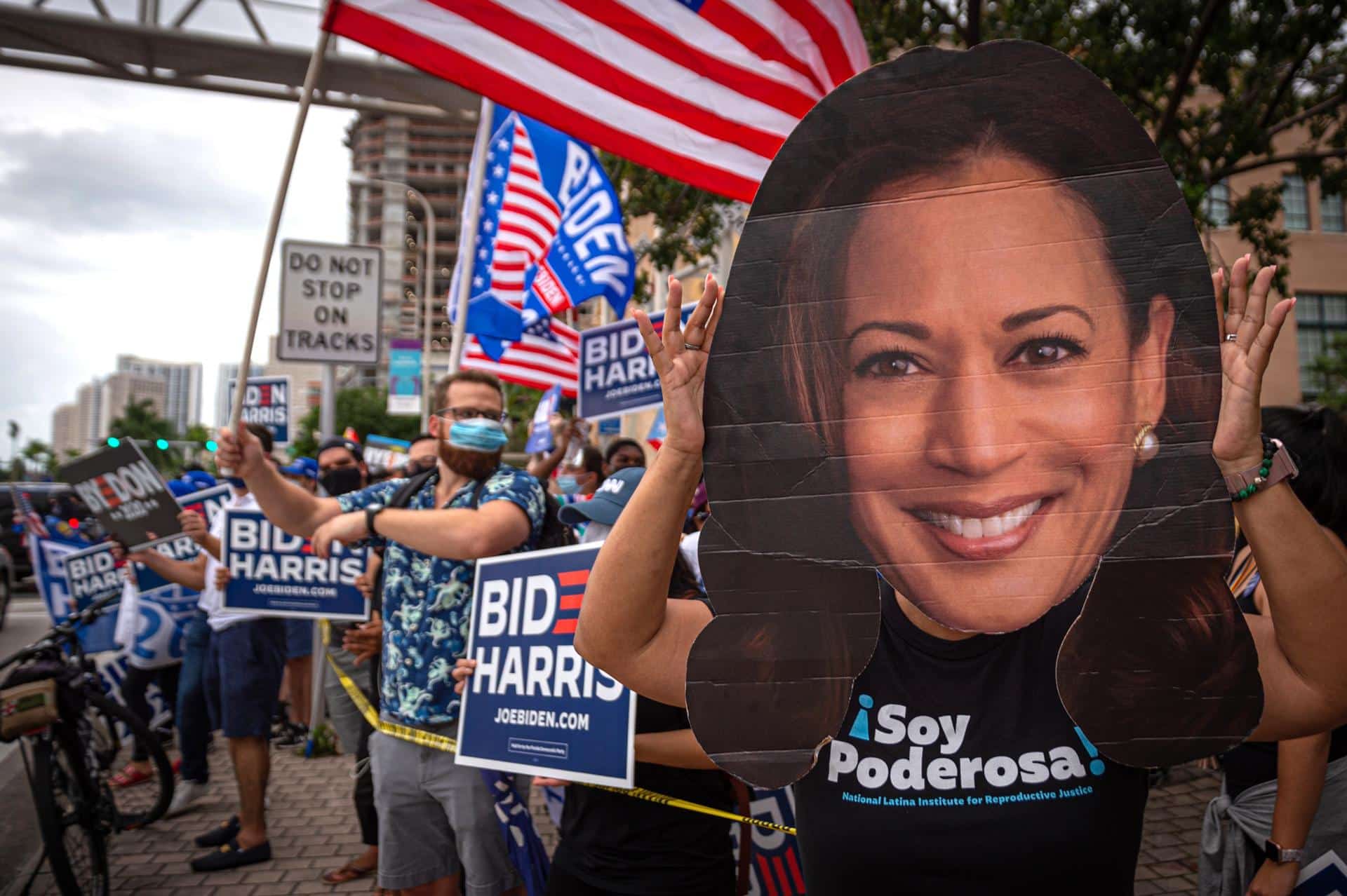 Fotografía de archivo de una persona que usa una gran máscara con el rostro de la vicepresidenta Kamala Harris durante un  encuentro de miembros de la comunidad hispana en Miami, Florida (EE.UU.). EFE/ Giorgio Viera