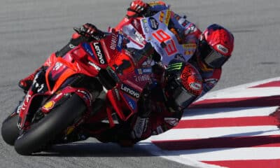 El piloto italiano Francesco Bagnaia, seguido por Márquez, durante la clasificación para el Gran Premio de Barcelona Solidaridad, este sábado en el circuito Barcelona-Cataluña de Montmeló. EFE/ Alejandro García