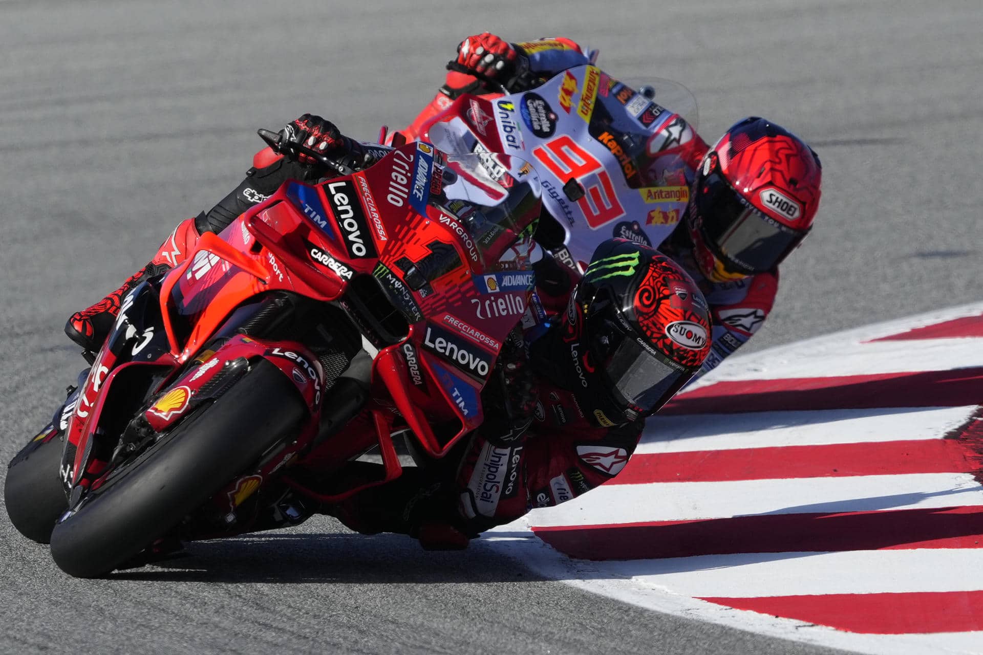 El piloto italiano Francesco Bagnaia, seguido por Márquez, durante la clasificación para el Gran Premio de Barcelona Solidaridad, este sábado en el circuito Barcelona-Cataluña de Montmeló. EFE/ Alejandro García