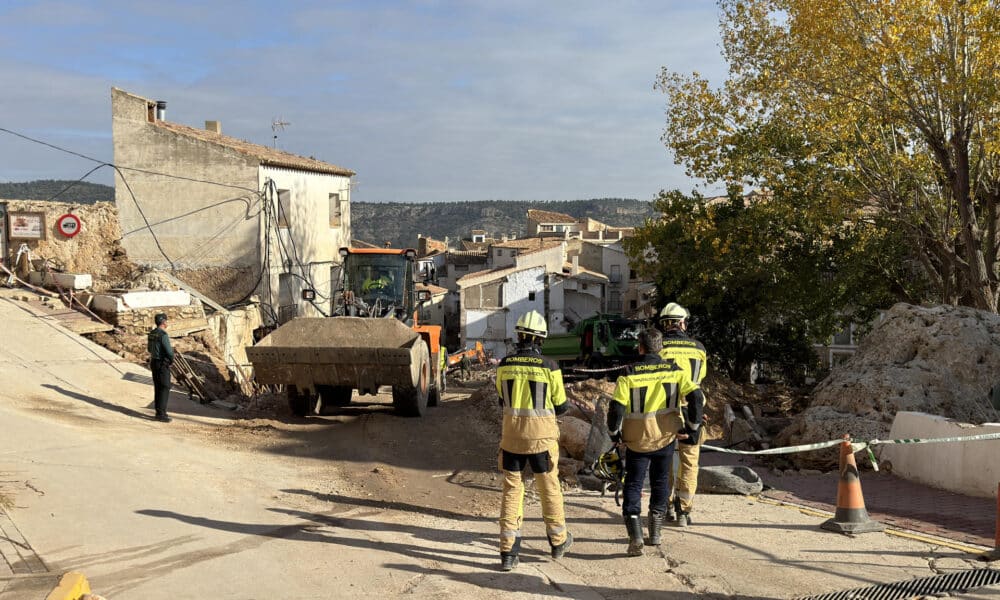 El operativo de búsqueda de las dos personas que siguen desaparecidas en Letur (Albacete) desde la riada del 29 de octubre se ha reanudado en la mañana de este miércoles, y ha intensificado las labores en la zona donde el martes aparecieron dos de los cuerpos. EFE/ Miguel Andújar