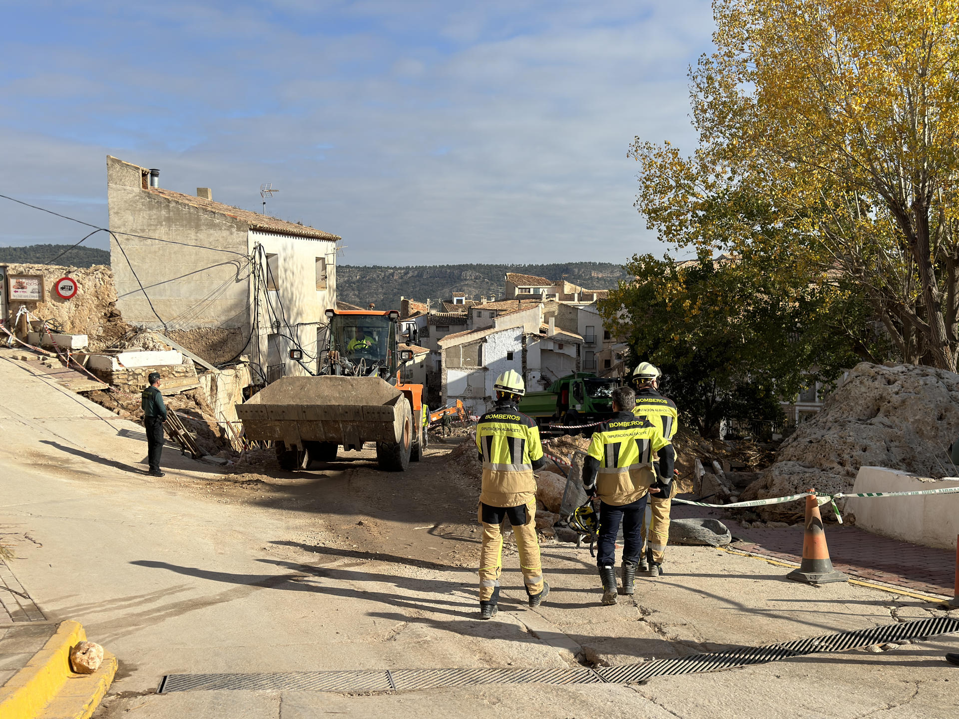 El operativo de búsqueda de las dos personas que siguen desaparecidas en Letur (Albacete) desde la riada del 29 de octubre se ha reanudado en la mañana de este miércoles, y ha intensificado las labores en la zona donde el martes aparecieron dos de los cuerpos. EFE/ Miguel Andújar