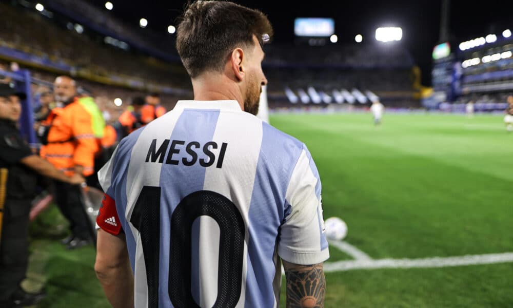 Lionel Messi, capitán de la selección de Argentina, se dispone a sacar un córner durante el partido de las eliminatorias sudamericanas para el Mundial de 2026 ante Perú en el estadio La Bombonera en Buenos Aires (Argentina). EFE/ Juan Ignacio Roncoroni