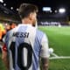 Lionel Messi, capitán de la selección de Argentina, se dispone a sacar un córner durante el partido de las eliminatorias sudamericanas para el Mundial de 2026 ante Perú en el estadio La Bombonera en Buenos Aires (Argentina). EFE/ Juan Ignacio Roncoroni