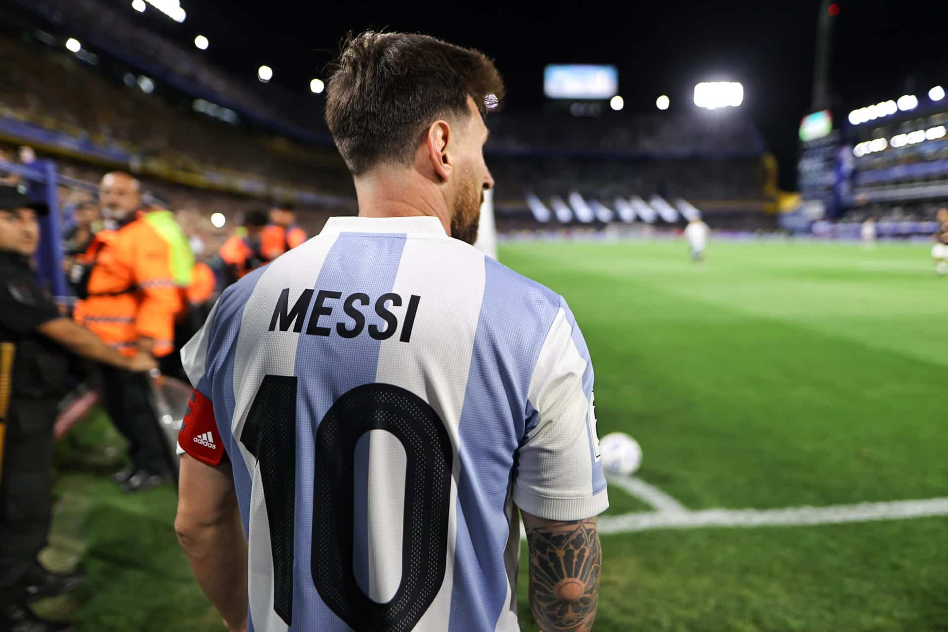 Lionel Messi, capitán de la selección de Argentina, se dispone a sacar un córner durante el partido de las eliminatorias sudamericanas para el Mundial de 2026 ante Perú en el estadio La Bombonera en Buenos Aires (Argentina). EFE/ Juan Ignacio Roncoroni