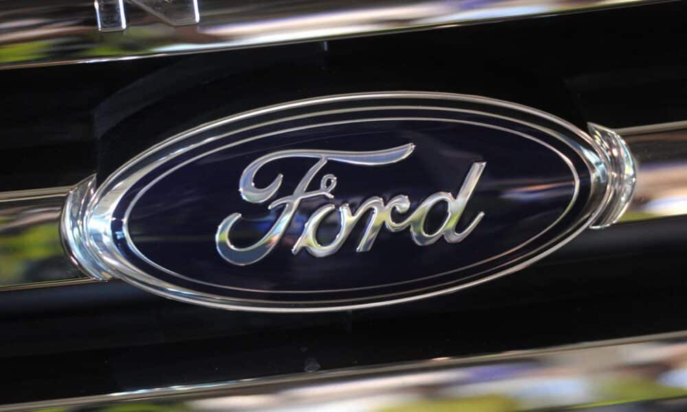 Fotografía de archivo que muestra el logo de Ford. EFE/Julian Smith