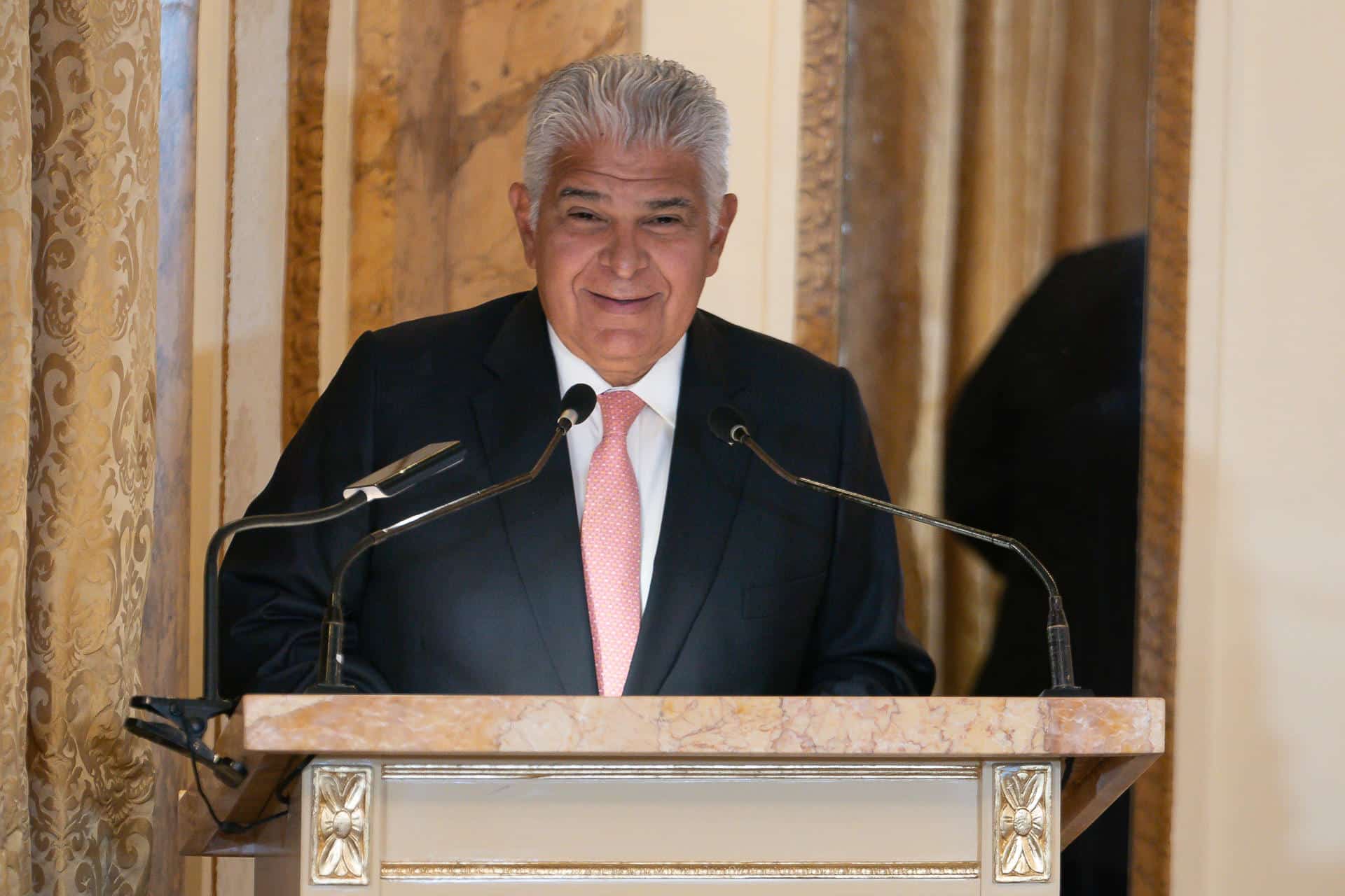 El presidente de Panamá, José Raúl Mulino, habla durante la firma del Convenio de Chapultepec este jueves, en el salón Amarillo de la Presidencia de Panamá en la Ciudad de Panamá. EFE/ Eliecer Augusto Aizprua Banfield