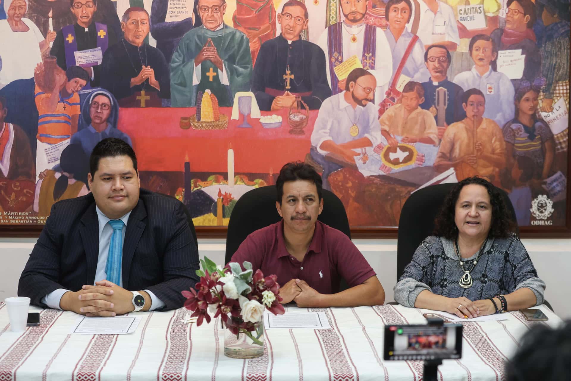 El abogado Mario Trejo (i), defensor de un grupo de indígenas del norte de Guatemala, el representante de la Asociación para la Justicia y la Reconciliación, Silvio Tay (c), y la coordinadora del área de defensa de la dignidad humana de la ODHAG, Luisa Nicolau, participan en una rueda de prensa en Ciudad de Guatemala. EFE/ Mariano Macz