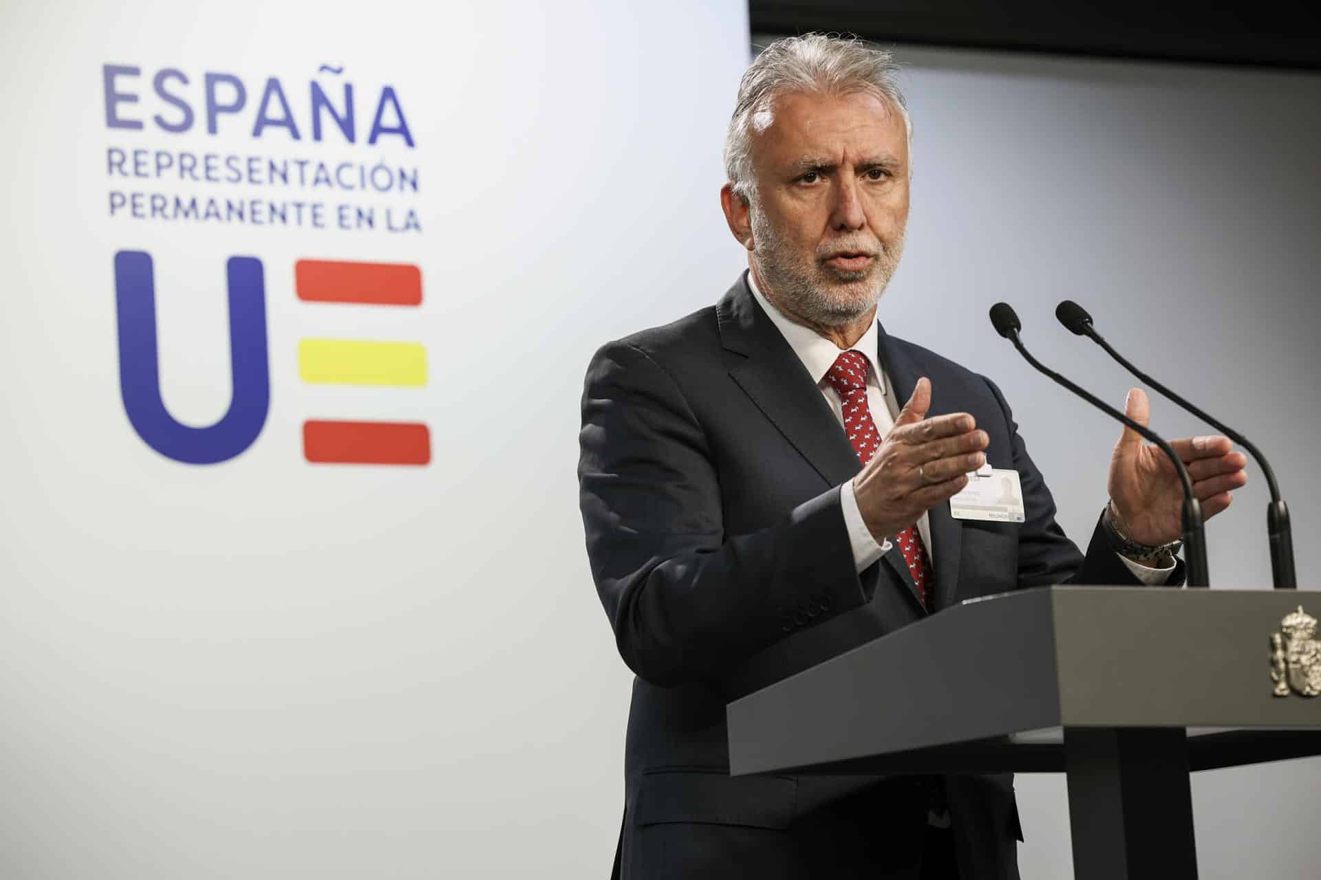 El ministro de Política Territorial y Memoria Democrática, Ángel Víctor Torres Pérez, atiende a los medios en el marco de su participación en el debate sobre los 30 años del Comité de Regiones y para dar cuenta de sus reuniones con diferentes representantes de la Comisión Europea donde habló sobre la DANA que afecto a España el pasado mes de octubre, este miércoles, en Bruselas (Bélgica). EFE/ Pablo Garrigós