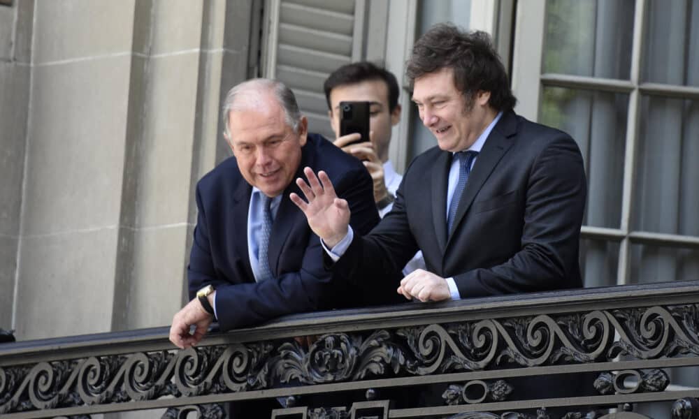 Fotografía de archivo fechada el 9 de diciembre de 2023 del presidente electo de Argentina Javier Milei (d) junto a Gerardo Werthein, saludando desde un balcón del Palacio San Martín en la sede de la Cancillería Argentina, en Buenos Aires (Argentina). EFE/ Matías Campaya