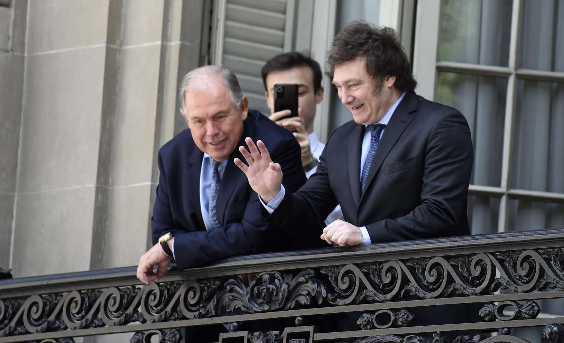 Fotografía de archivo fechada el 9 de diciembre de 2023 del presidente electo de Argentina Javier Milei (d) junto a Gerardo Werthein, saludando desde un balcón del Palacio San Martín en la sede de la Cancillería Argentina, en Buenos Aires (Argentina). EFE/ Matías Campaya