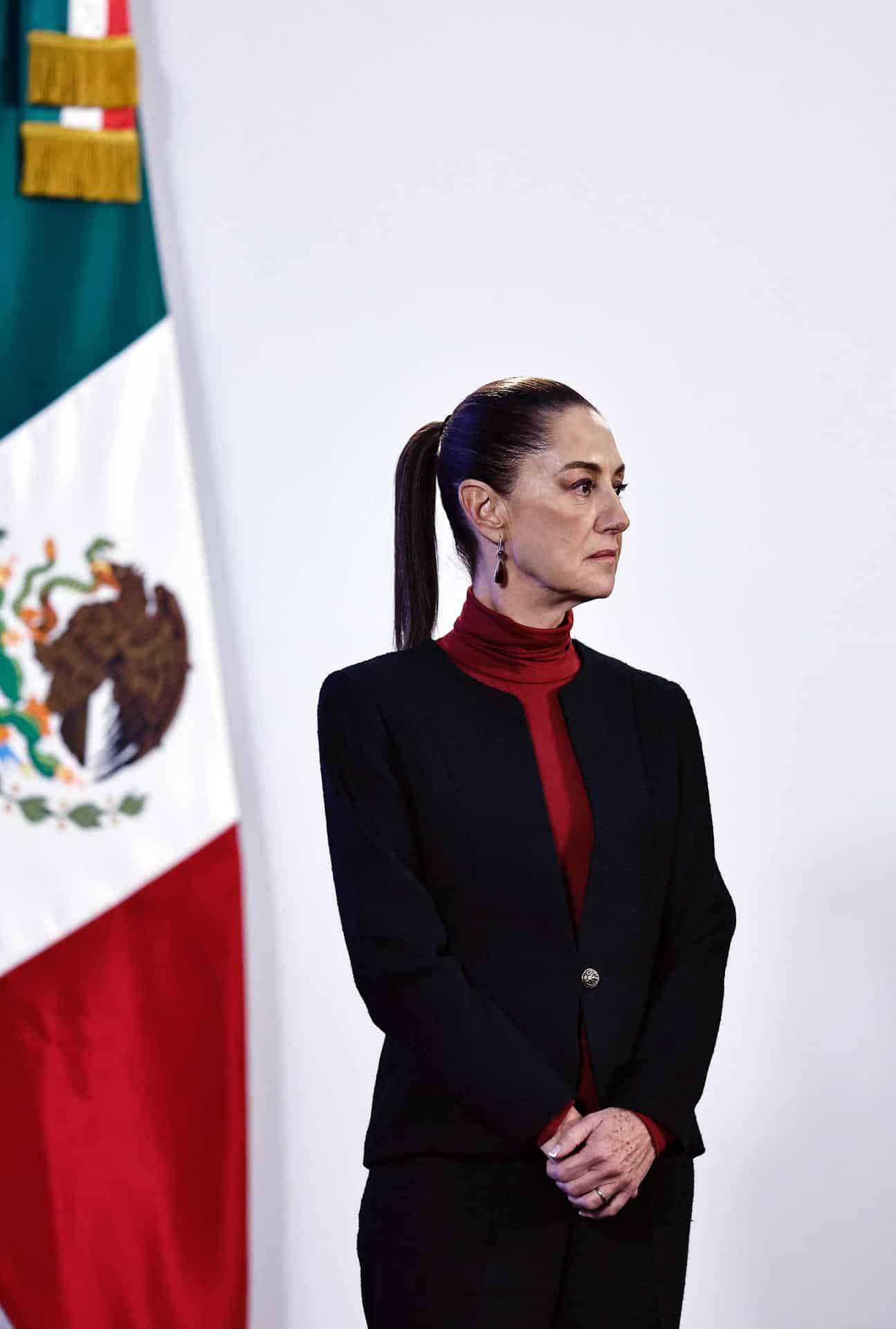 La presidenta de México, Claudia Sheinbaum, asiste a su conferencia de prensa matutina este lunes, en el Palacio Nacional en la Ciudad de México (México). EFE/ Sáshenka Gutiérrez