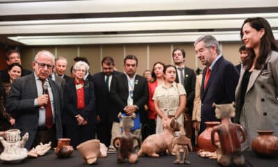 Fotografía cedida este jueves por la Secretaría de Relaciones Exteriores (SRE) de su titular, Juan Ramón de la Fuente (2-d), y el director del Instituto Nacional de Antropología e Historia (INAH), Diego Prieto, durante un acto protocolario en la Ciudad de México (México). EFE/Secretaría de Relaciones Exteriores/SOLO USO EDITORIAL/SOLO DISPONIBLE PARA ILUSTRAR LA NOTICIA QUE ACOMPAÑA (CRÉDITO OBLIGATORIO)