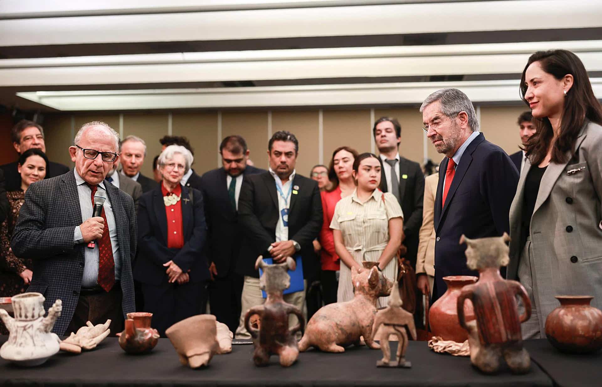 Fotografía cedida este jueves por la Secretaría de Relaciones Exteriores (SRE) de su titular, Juan Ramón de la Fuente (2-d), y el director del Instituto Nacional de Antropología e Historia (INAH), Diego Prieto, durante un acto protocolario en la Ciudad de México (México). EFE/Secretaría de Relaciones Exteriores/SOLO USO EDITORIAL/SOLO DISPONIBLE PARA ILUSTRAR LA NOTICIA QUE ACOMPAÑA (CRÉDITO OBLIGATORIO)