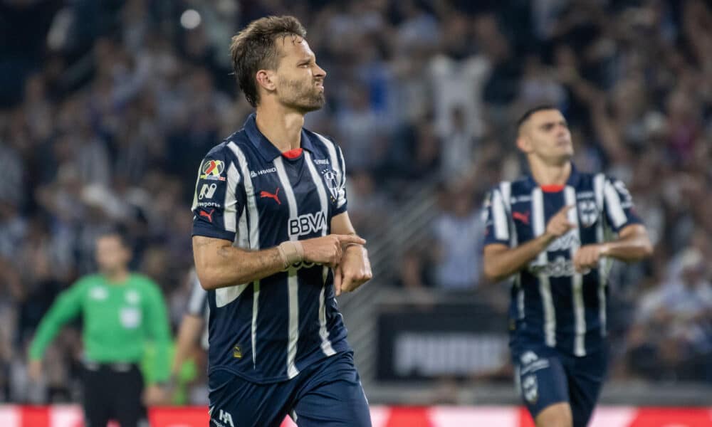 El español Sergio Canales celebra este domingo el gol de penalti que ha garantinzado el triunfo de Monterrey por 2-1 sobre León en partido del torneo Apertura mexicano jugado en el estadio BBVA. EFE/Miguel Sierra