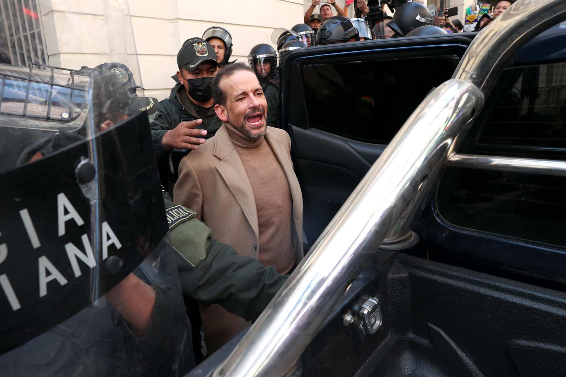 Fotografía de archivo del pasado 24 de octubre del suspendido gobernador de Santa Cruz, Luis Fernando Camacho, a su salida del Tribunal Departamental de Justicia, en La Paz (Bolivia). EFE/ Luis Gandarillas