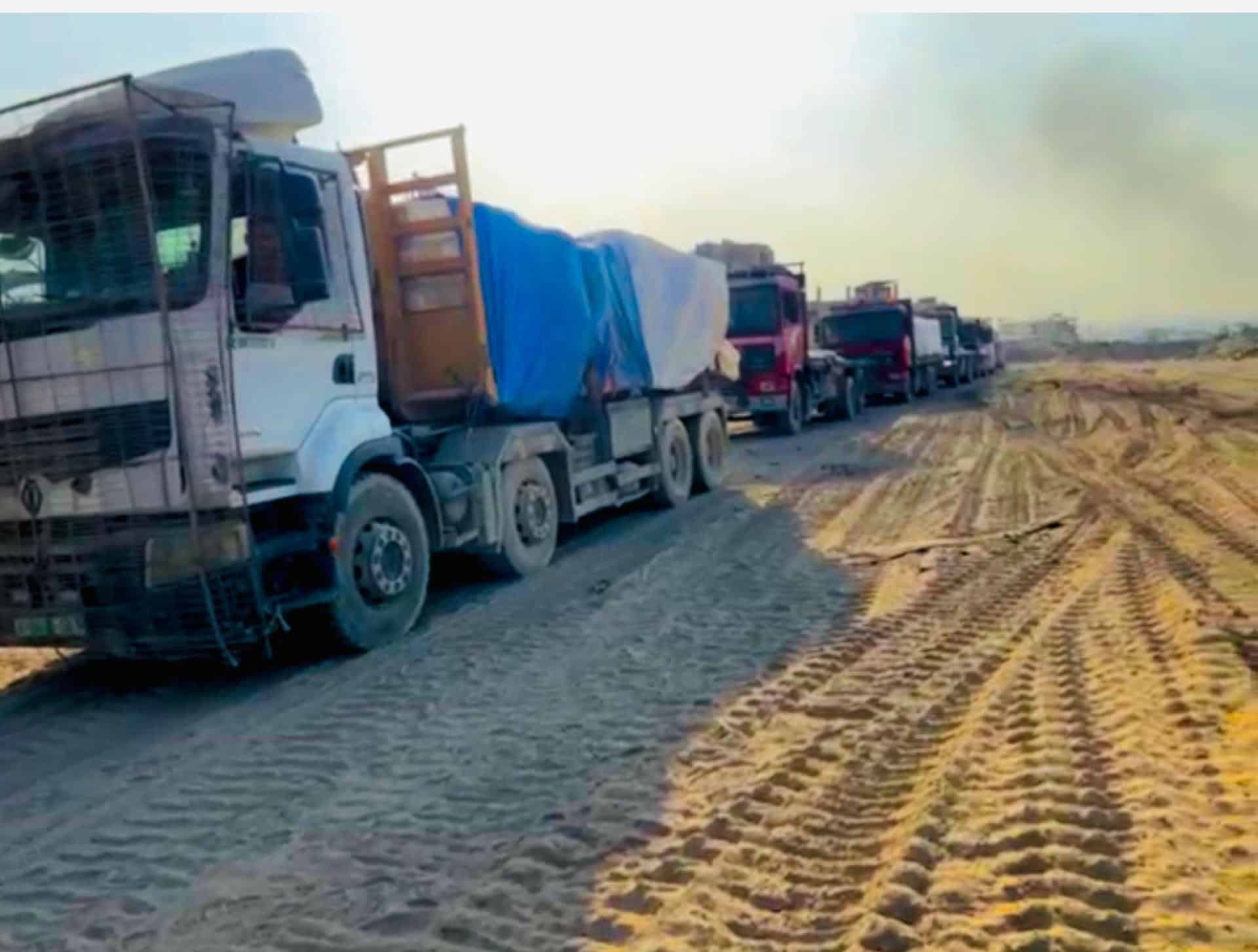 Fotografía del 9 de noviembre de 2024 en donde se ven camiones con ayuda humanitaria en el norte de Gaza.-EFE/ Ejército Israelí