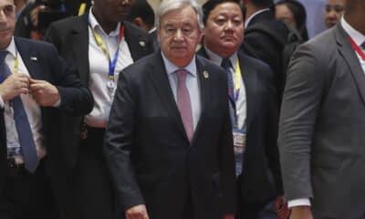 Fotografía de archivo del Secretario General de las Naciones Unidas, Antonio Guterres (C), a su llegada a la 14ª Cumbre ASEAN-Naciones Unidas (ONU) como parte de las 44ª y 45ª Cumbres de la ASEAN y Cumbres Relacionadas en el Centro Nacional de Convenciones en Vientiane, Laos, el 11 de octubre de 2024.EFE/EPA/Rungroj Yongrit