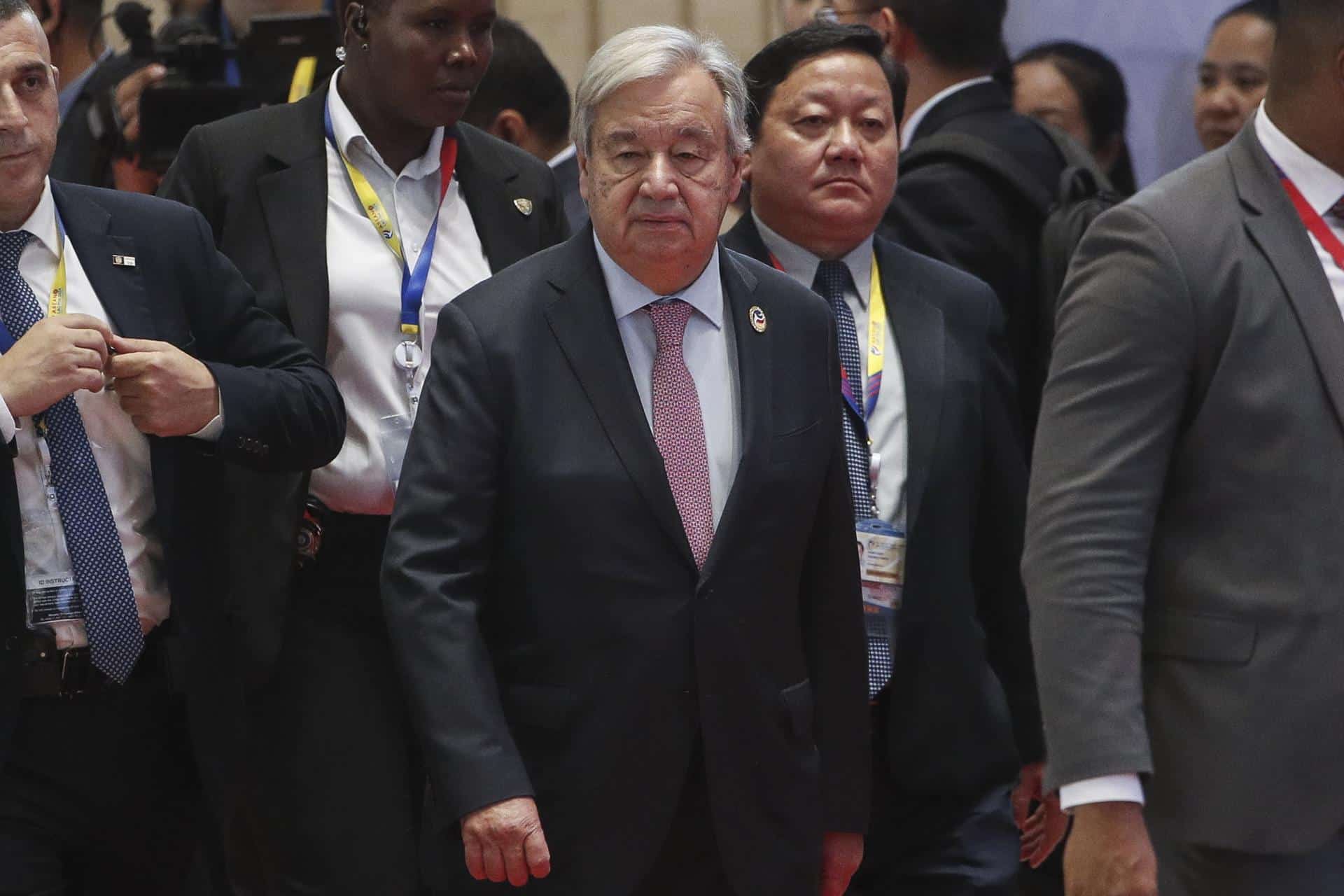 Fotografía de archivo del Secretario General de las Naciones Unidas, Antonio Guterres (C), a su llegada a la 14ª Cumbre ASEAN-Naciones Unidas (ONU) como parte de las 44ª y 45ª Cumbres de la ASEAN y Cumbres Relacionadas en el Centro Nacional de Convenciones en Vientiane, Laos, el 11 de octubre de 2024.EFE/EPA/Rungroj Yongrit