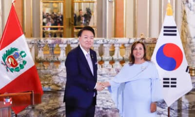 El presidente de Corea del Sur, Yoon Suk-yeol (i) y la presidenta de Perú, Dina Boluarte posan durante la firma de acuerdos este sábado, en el salón Dorado del Palacio de Gobierno en Lima (Perú). EFE/ Renato Pajuelo