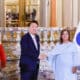 El presidente de Corea del Sur, Yoon Suk-yeol (i) y la presidenta de Perú, Dina Boluarte posan durante la firma de acuerdos este sábado, en el salón Dorado del Palacio de Gobierno en Lima (Perú). EFE/ Renato Pajuelo