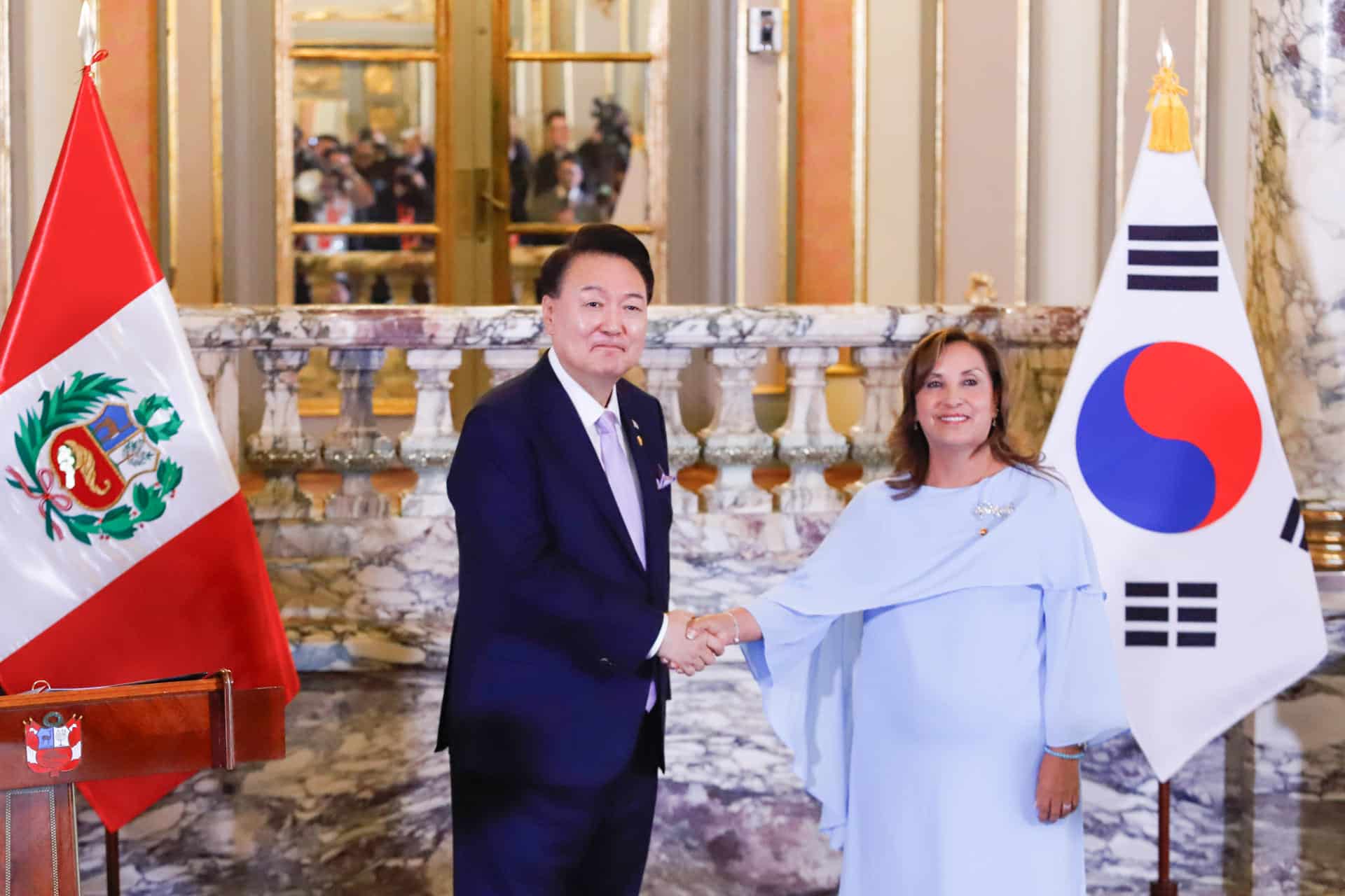 El presidente de Corea del Sur, Yoon Suk-yeol (i) y la presidenta de Perú, Dina Boluarte posan durante la firma de acuerdos este sábado, en el salón Dorado del Palacio de Gobierno en Lima (Perú). EFE/ Renato Pajuelo