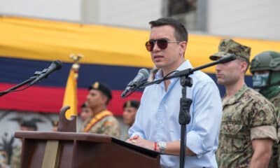 El presidente de Ecuador, Daniel Noboa, habla durante la entrega de equipamiento a las Fuerzas Armadas en la Cárcel Regional, este jueves en Guayaquil (Ecuador). EFE/ Mauricio Torres