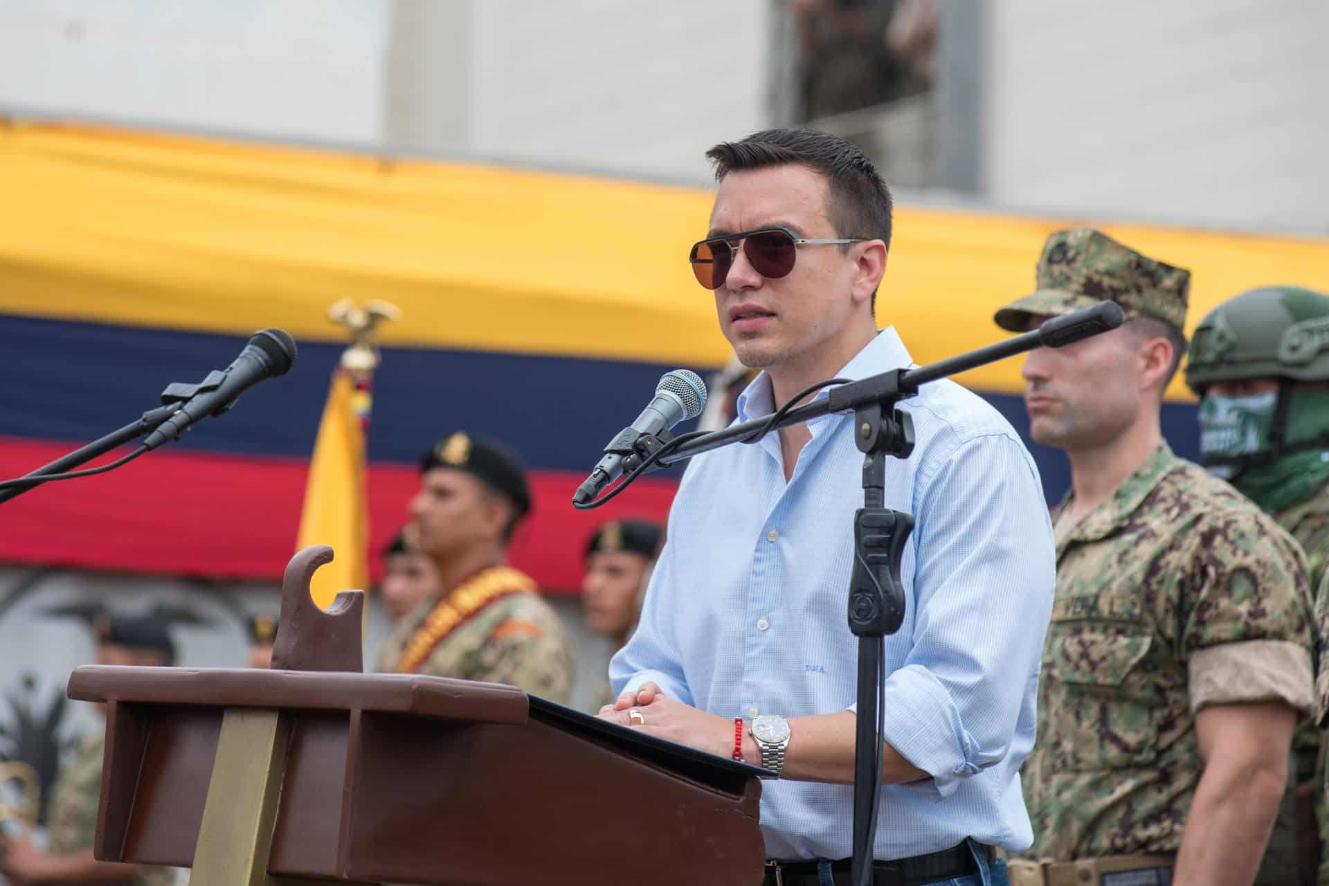 El presidente de Ecuador, Daniel Noboa, habla durante la entrega de equipamiento a las Fuerzas Armadas en la Cárcel Regional, este jueves en Guayaquil (Ecuador). EFE/ Mauricio Torres