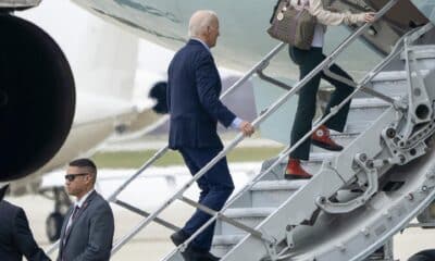 El presidente de EE.UU., Joe Biden sube hacia el Air Force One en la base aérea de Andrews en Maryland (EE.UU.). EFE/EPA/Chris Kleponis / POOL