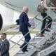 El presidente de EE.UU., Joe Biden sube hacia el Air Force One en la base aérea de Andrews en Maryland (EE.UU.). EFE/EPA/Chris Kleponis / POOL