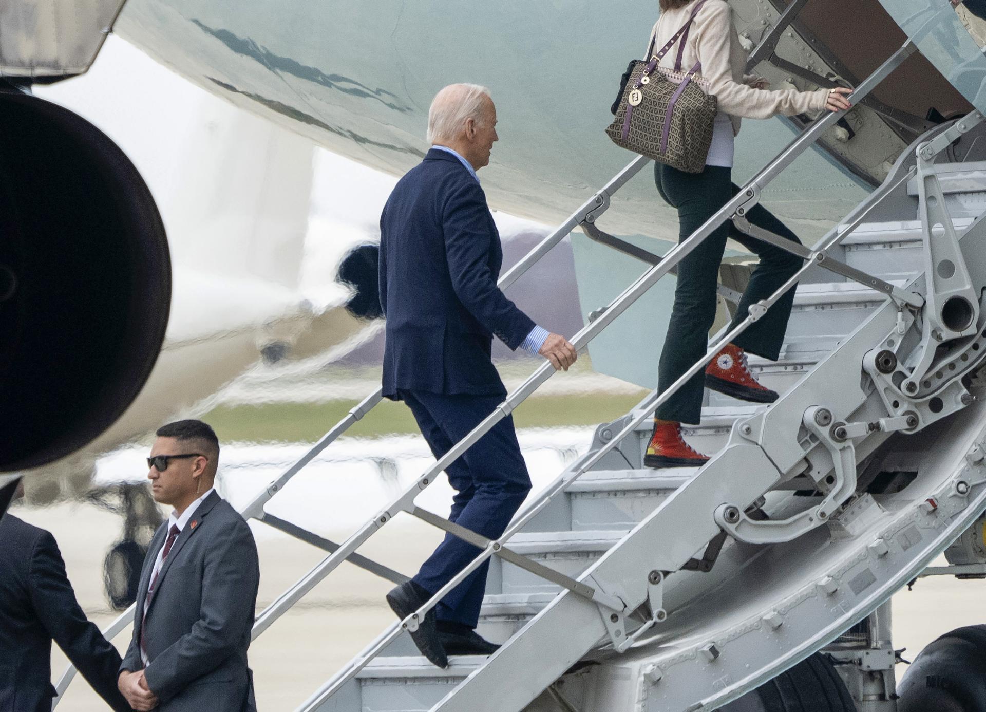 El presidente de EE.UU., Joe Biden sube hacia el Air Force One en la base aérea de Andrews en Maryland (EE.UU.). EFE/EPA/Chris Kleponis / POOL