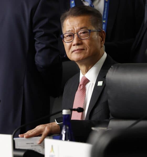 El secretario de Finanzas de Hong Kong, Paul Chan, en una foto de archivo. EFE/EPA/JOHN G. MABANGLO