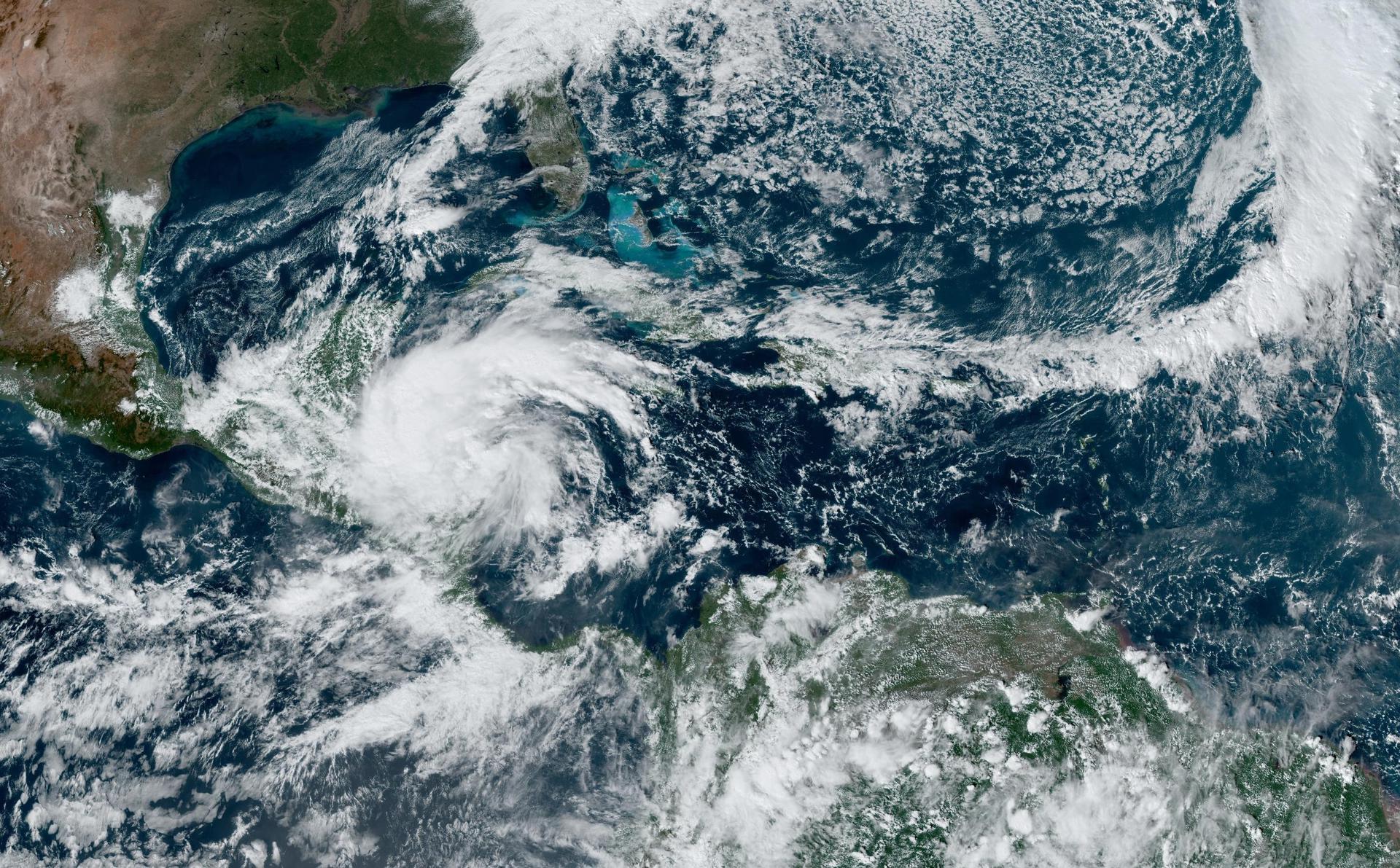 Fotografía satelital cedida por la Oficina Nacional de Administración Oceánica y Atmosférica (NOAA) a través del Centro Nacional de Huracanes (NHC) estadounidense donde se muestra la localización de la tormenta tropical Sara cerca del sureste de México y Centroamérica. EFE/ NOAA-NHC